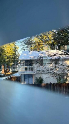 Luxurious Dual-unit home in Wedgewood Oasis